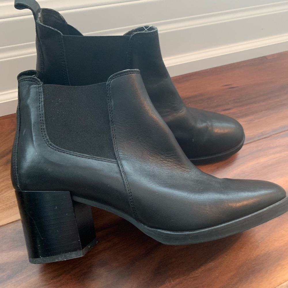 Chelsea Black Leather Boots (39)